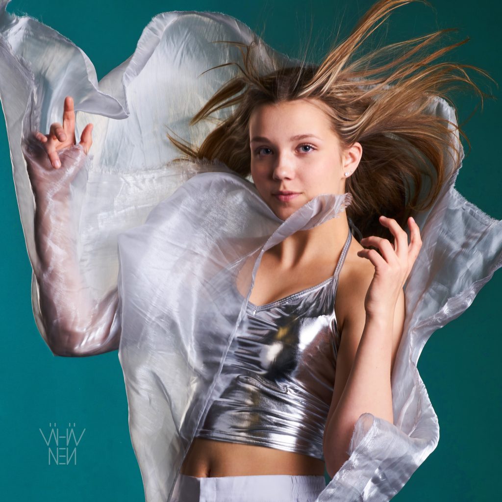 Neea floating in mist © Pasi Vähänen