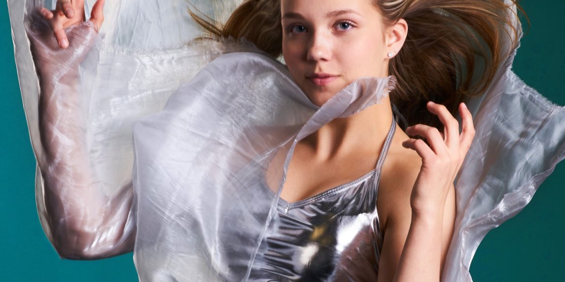 Neea floating in mist © Pasi Vähänen